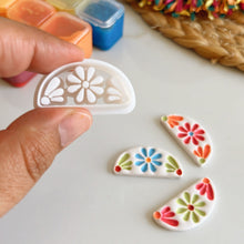 Load image into Gallery viewer, Florecilla Tile Clay Cutter