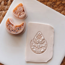 Load image into Gallery viewer, Crest Clay Cutter