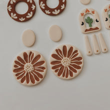 Load image into Gallery viewer, Spring Daisy Clay Cutter