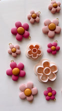 Load image into Gallery viewer, Made Flower Clay Cutter Set (2pc)