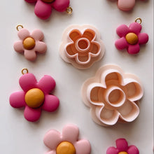 Load image into Gallery viewer, Made Flower Clay Cutter Set (2pc)
