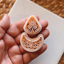 Load image into Gallery viewer, Crest Clay Cutter