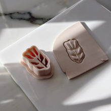 Load image into Gallery viewer, Tulip Clay Cutter