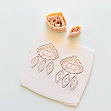 Load image into Gallery viewer, Merry Glow Clay Cutrer