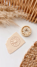 Load image into Gallery viewer, Spring Daisy Clay Cutter