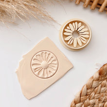 Load image into Gallery viewer, Spring Daisy Clay Cutter