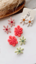 Load image into Gallery viewer, Kamel Flower Clay Cutter