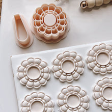 Load image into Gallery viewer, Spider Flower Clay Cutter set