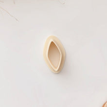 Load image into Gallery viewer, Diamond Feather Clay Cutter