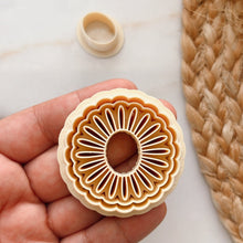 Load image into Gallery viewer, Metal flower Clay Cutter