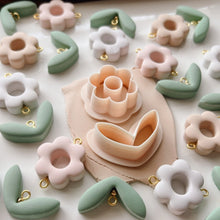 Load image into Gallery viewer, Hug Flower Cutter Set