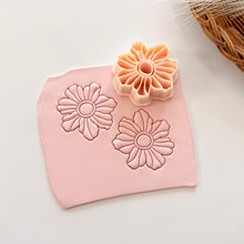Load image into Gallery viewer, Omi Clay Cutter
