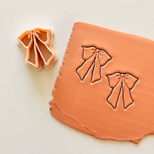 Load image into Gallery viewer, Dotty Bow Clay Cutter