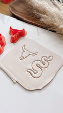 Load image into Gallery viewer, Bull skull Clay Cutter