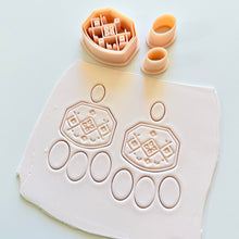 Load image into Gallery viewer, Winter Hug Clay Cutter
