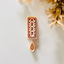 Load image into Gallery viewer, Náhuatl Flor Clay Cutter
