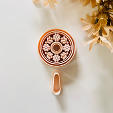 Load image into Gallery viewer, Alfarera Flor Clay Cutter
