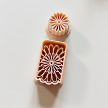 Load image into Gallery viewer, Flower Banner Clay Cutter
