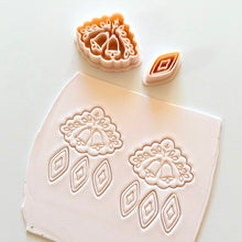 Load image into Gallery viewer, Merry Glow Clay Cutrer
