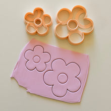 Load image into Gallery viewer, Puffy Flower Clay Cutter
