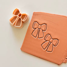 Load image into Gallery viewer, Sweet Bow Clay Cutter
